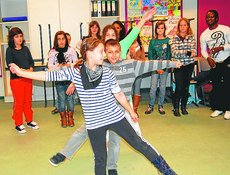 DeutscheKinderlernenIvorischeMusik Deutsche Kinder lernen Musik von der Elfenbeinküste