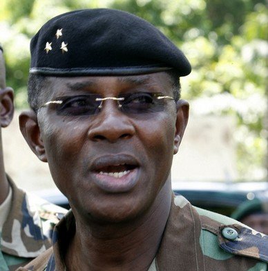 Un homme de l'armée récadre Mangou