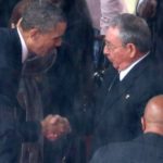 Obama serrant la main à Castro