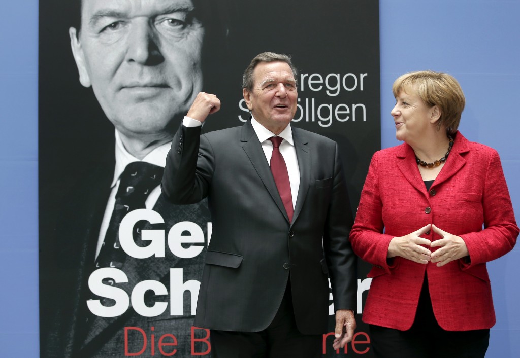 Merkel assure la promo d’une biographie de Schröder